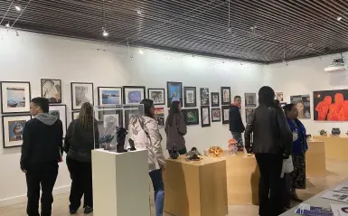 人们聚集在画廊里欣赏艺术品 